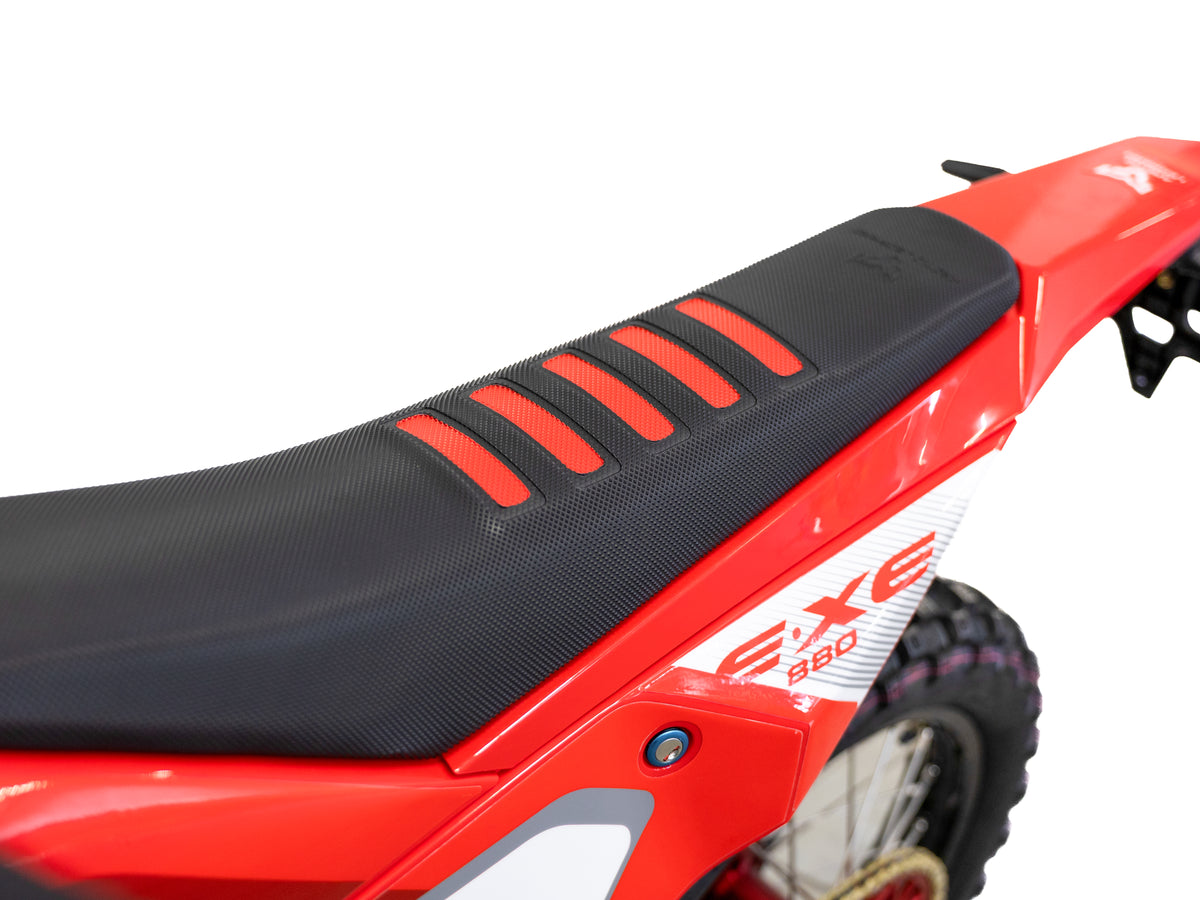Arctic Leopard E-XE 880, version homologuée, rouge