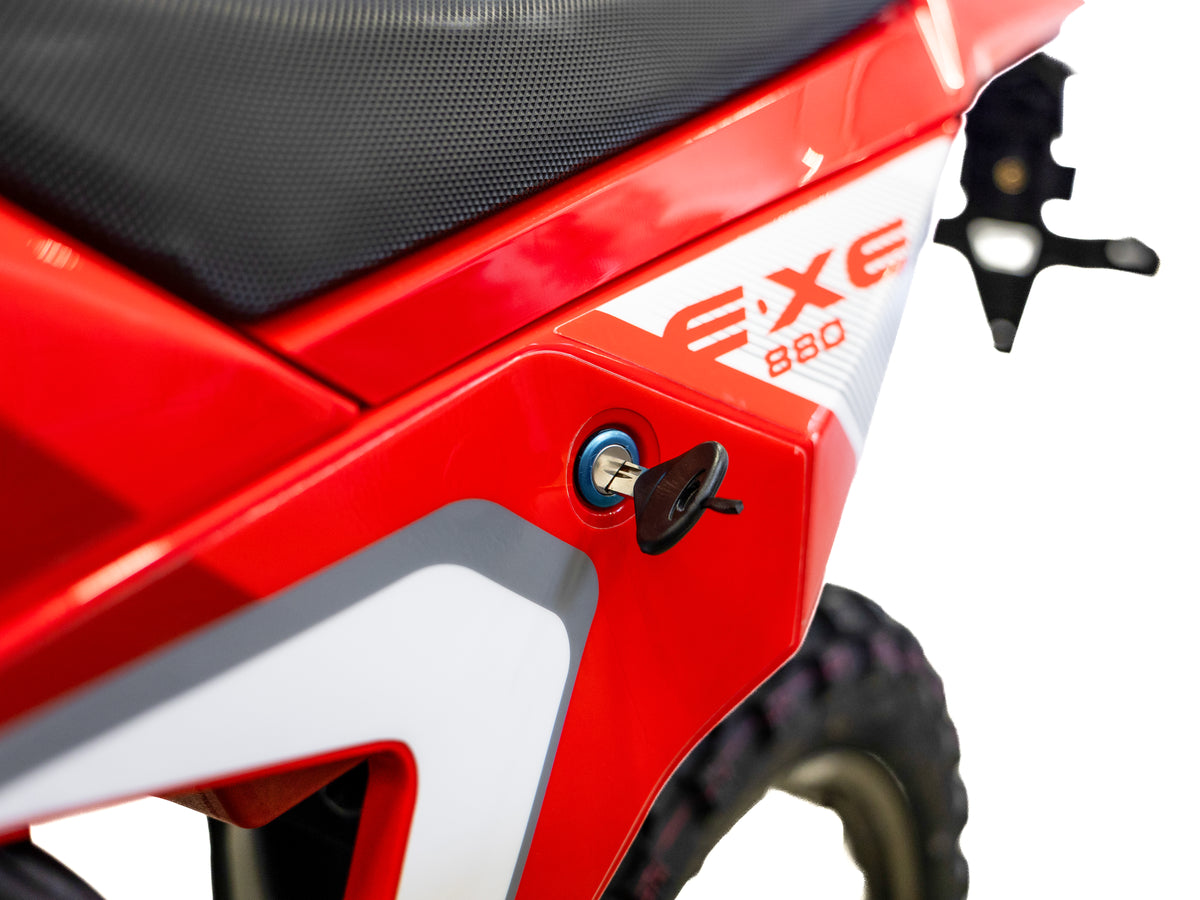 Arctic Leopard E-XE 880, version homologuée, rouge